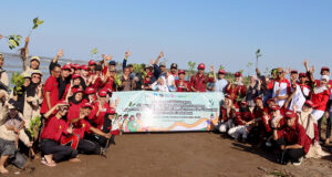 Peringati Hari Remaja Internasional, Genre Jabar Tanam Mangrove di Pantai Indramayu