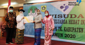 Bupati Bogor Wisuda 200 Lulusan Akademi Keluarga Hebat Indonesia